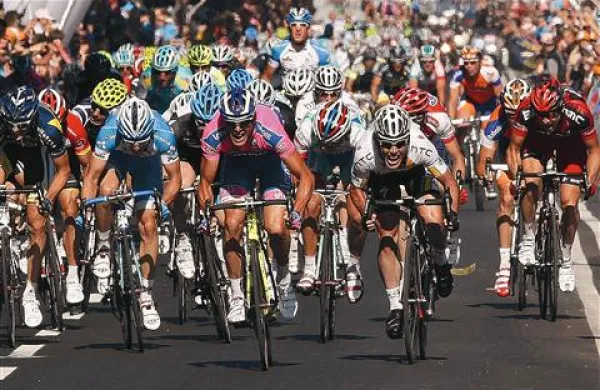  V sprintu je bil najhitrejši Alessandro Petacchi (rožnat) pred Markom Cavendishem (bel), skrajno levo je Borut Božič (temnomoder)