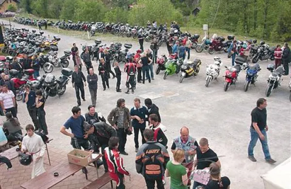 Več kot 150 motoristov na tradicionalnem žegnanju za varno vožnjo