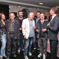 Gledališka ekipa Ateljeja 212 v družbi z gostiteljico, direktorico  Gledališča Koper, Katjo Pegan (prva levo)