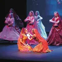 Radhika pripravi svojo nasprotnico Chandro za poroko tako, da ji obrije brado