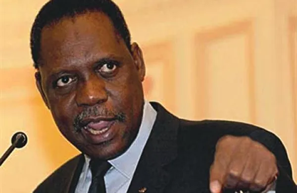 V podkupovalno mrežo naj bi se zapletla podpredsednik Fife Issa Hayatou (na fotografiji) ter Jacques Anouma.
