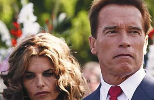 Maria Shriver in Arnold Schwarzenegger se po 25 letih zakona, v katerem so se jima rodili štirje otroci, ločujeta.
