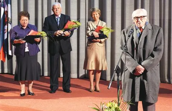 Ob prazniku so naziv častnega občana podelili Borisu Pahorju, občinska priznanja pa so prejeli (z leve) Irena Margon, Matjaž Vilhar in časopis Prestop (na sliki urednica Ester Fidel)