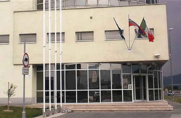 Pred slabima dvema letoma sta mati in sestra pokojnega obsojenca čez ta vrata prinesli paket s prepovedanimi tabletami