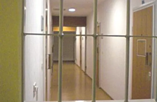Interni nadzor je pokazal, da napada, v katerem je 24. aprila eden od zapornikov v koprskem zaporu z nožem zabodel drugega zapornika, še enega pa porezal, ni bilo možno predvideti in preprečiti.