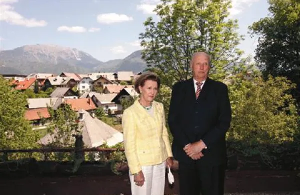 Norveški kraljevi par je danes obiskal rehabilitacijski center Soča, Radovljico in Bled.