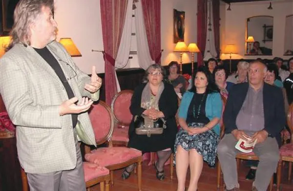 Anton Schlaus (stoji) je v spravo Idrije in Spodnje Idrije predlagal njuno sočasno sodelovanje v Entente Florale.