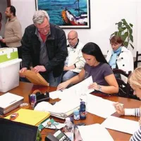 Delo občinske volilne komisije (skrajno desno njena predsednica Monika Mavsar) sta poleg medijev v ozadju  (na stolih) med drugim spremljala Aleksej Skok (SD), Breda Medved (Zares). 