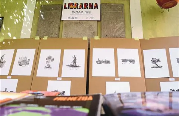 Pogled v Librarno, kjer knjige čakajo na nove roke in oči.