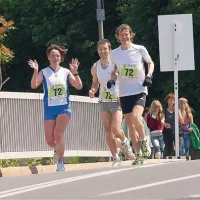Marinka pozdravlja bralce PN, Ivan se v ozadju smehlja, Simon pa se sprehaja po Ljubljani