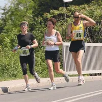 Ana, Milojka in Fabio, ki intenzivno razmišlja o svetovnem rekordu
