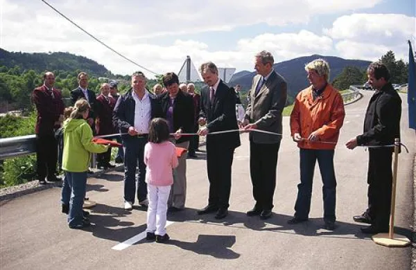 Z odprtjem nove  ceste nad železniško progo je prehod končno varen za pešce in voznike 