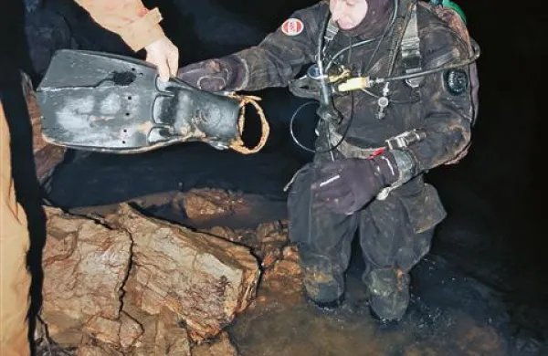 Jamski potapljač Sebastjan Žagar, preden  je zaplaval v sifon novim odkritjem naproti 