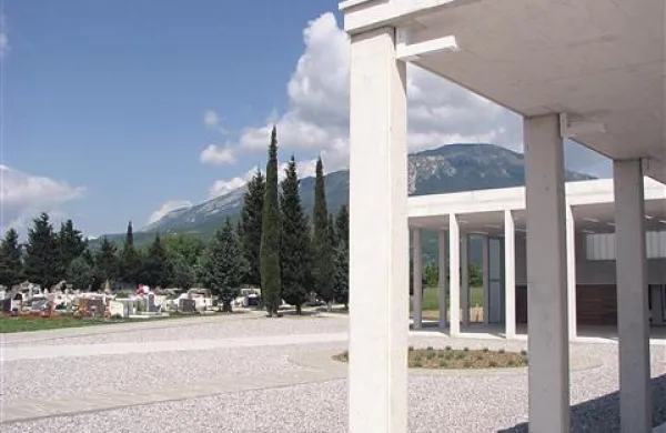 Novi poslovilni objekt na ajdovskem pokopališču sameva od jeseni, po 15. maju naj ne bi bilo več tako  