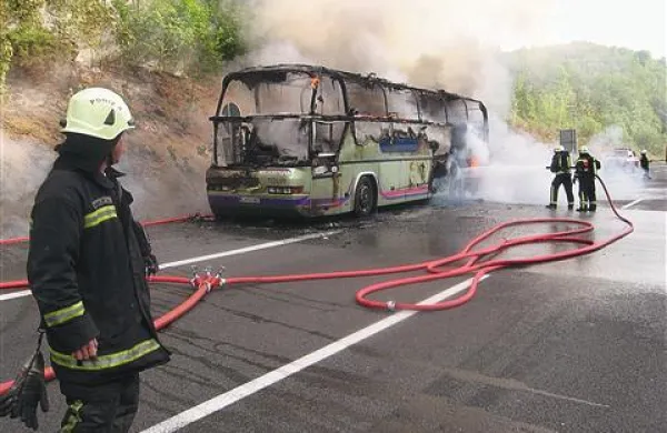 Avtobus so pogasili gasilci, potniki pa so se pravočasno umaknili na varno. 