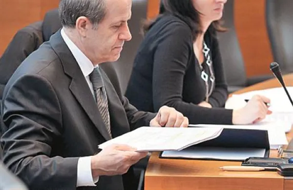 Razlog za ukinitev državnih štipendij za mladoletne dijake je v poenostavitvi sistema, je danes pojasnil minister za delo, družino in socialne zadeve Ivan Svetlik.