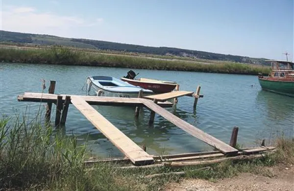 Občina hiti s postopki pridobivanja koncesionarja v Jernejevem kanalu, vendar vse kaže, da bodo letos črni privezi še cveteli