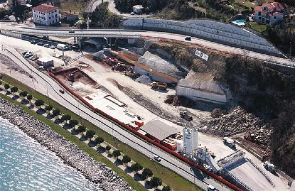 Gradbišče na koprski strani bodočega predora Markovec  ne miruje povsem, vendar Alpine Bau še ni začel vrtati predorskih cevi  