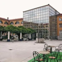 Hotel Klub sol zgradili leta 1980, vendar odtlej ni bil deležen praktično nikakršne prenove. V zadnjih letih je deloval kot nizkocenovni hotel, lani je bil odprt le 91 dni, v njem so našteli 7524 nočitev, povprečna zasedenost pa je bila 52-odstotna.