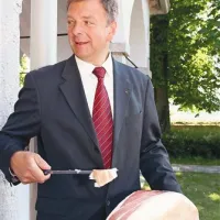 Boris Jež je vešč rezanja pršuta.