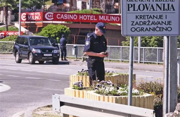 Hrvaškim policistom bosta med 15. julijem in 15. avgustom pri postopkih s slovenskimi državljani pomagala tudi dva slovenska policista.
