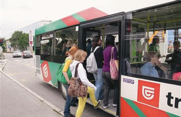 Z avtobusi se v glavnem vozijo šolarji in starejši. Če bi hoteli občini zmanjšati promet, bi morali uvesti dodatne, manj priljubljene ukrepe. 
