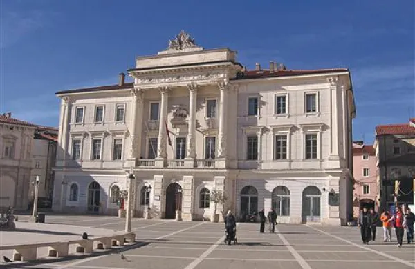 Odslej med uslužbenci na piranski občini velja posebna hierarhija: vse informacije gredo do župana le prek njegovega svetovalca Ljubiše Mihajlovića