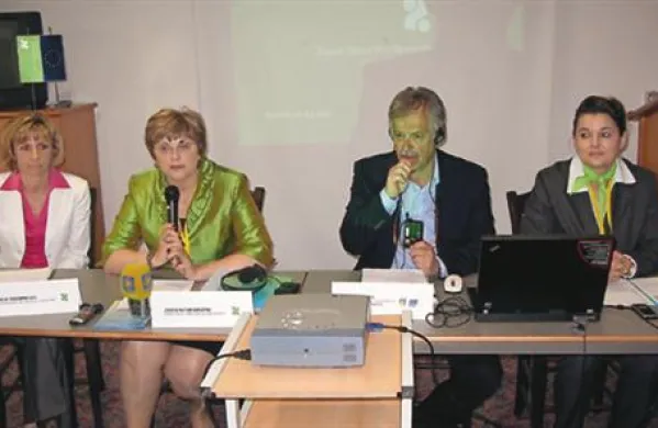 Novinarska konferenca pred začetkom zaposlitvenega sejma. Govori Jožica Brozina Rutar, na njeni levi sta Roberto Treu in Mirela Pekica.