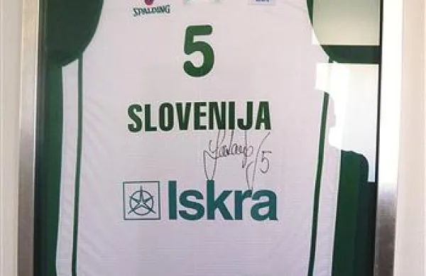 Uokvirjena majica košarkarja Jake Lakoviča na županstvu v Doberdobu