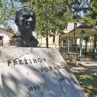 Prežihov kip pred osnovno šolo