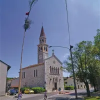 Trg sredi Doberdoba z mlajem in cerkvijo