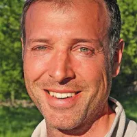 Domen Zupančič: “Arhitektura preprostih ljudi ne pozna načrta pred izvedbo; pozna tehten premislek pred gradnjo, zbiranje gradiva in samo gradnjo - takšna arhitektura je praksa in na njeni osnovi bo šele nastala naša teorija.”