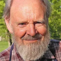 Norman Haddow: “Kot pooblaščeni kraljevi mojster suhih gradenj bom v okviru tega enomesečnega izpopolnjevanja na Krasu kasneje vaše izkušnje prenesel na DSWA - naše britansko cehovsko združenje za suhozidne kunstrukcije.”