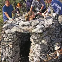 V okviru delavnice so udeleženci v okolici Lokve obnovili podrto hiško