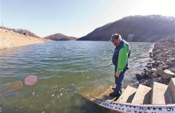 Gladina vode v  zadrževalniku Vogršček, ki  oskrbuje namakalni sistem,  je nizka, a za zdaj ni težav. Lahko pa bi nastale če se bo suša nadaljevala. 