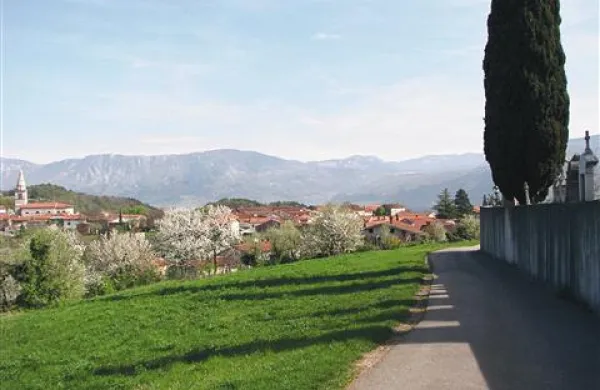 Med kmetijskimi zemljišči, ki jim občina Vipava po mnenju vlade mimo pravil spreminja namembnost, je tudi prostor za  igrišča v Gočah