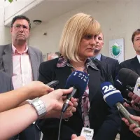 “Ni šlo za noben poskus vplivanja name, naj država poskrbi, da bi imeli prednost pri nakupu,” je gospodarska ministrica Darja Radić  poudarila po pogovoru. 