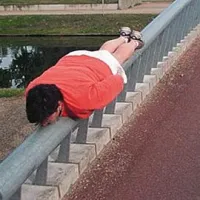 Planking - ležanje na trebuhu na različnih, tudi nevarnih mestih