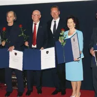 Župan Boris Popovič (četrti z leve) je podelil tri  priznanja 15. maj in priznanji z veliko plaketo nagrajencem (z leve) Športnemu društvu Boxe Koper, dr. Draganu Marušiču, Ludviku Hrvatinu, Isabelli Flego in Marijanu Mikoliču