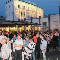 Praznovanje v soboto zvečer je na promenado in v mandrač privabilo pisano množico ne le občanov Kopra  