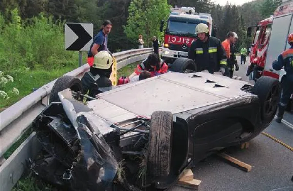 Vozilo je pristalo na strehi, 37-letnega Ljubljančana pa so s helikopterjem odpeljali na zdravljenje v ljubljanski klinični center. 