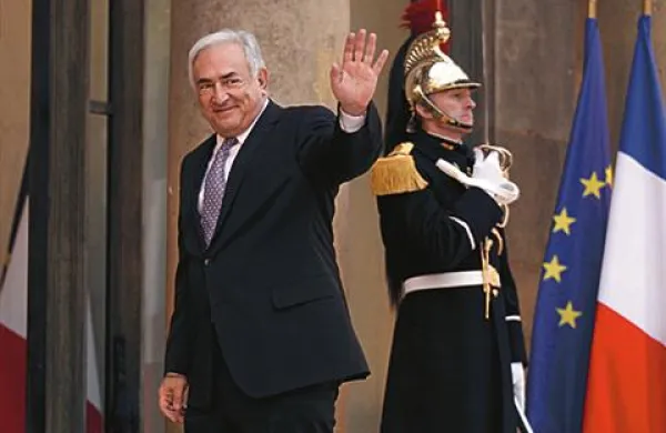 Strauss-Kahn naj bi gol stopil iz hotelske kopalnice in poskušal spolno napasti sobarico. 