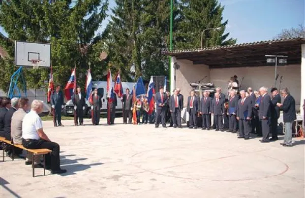 Vas Zagorje je prva v pivški občini, opremljena s kanalizacijo in čistilno napravo. V soboto so pridobitev proslavili v okviru občinskega praznika in spomina na narodnoosvobodilni boj.