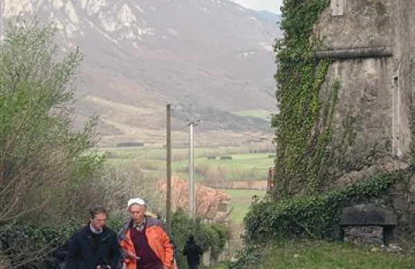 Miha Jemec (na sliki levo), vnuk Evgena Mayerja, ob obisku gradu Lože aprila lani