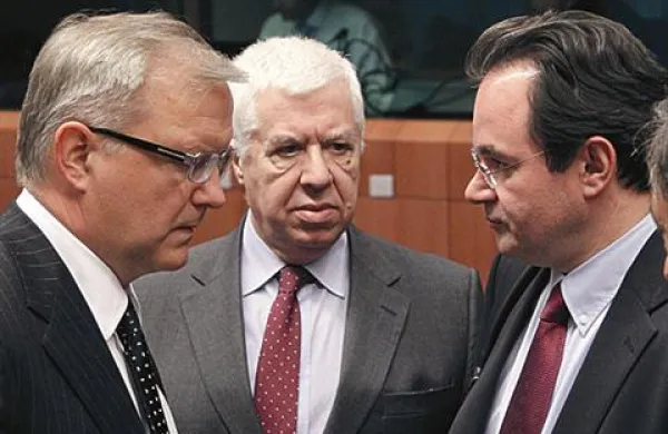 Olli Rehn, portugalski finančni minister  Fernando Teixeira dos Santos in grški finančni minister  George Papaconstantinou 