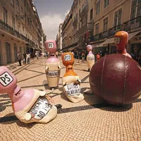 Med protesti na Portugalskem, kjer so uprizorili kegljanje; keglji predstavljajo ekonomske probleme