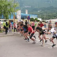 Start mladinske tekme letnika 1998. Tretji z desne (z dolgimi lasmi) je domačin Matic Kerkoč, ki je za Postojnčanom Klemnom Vilharjem osvojil srebro in ki je tudi letos v lovu na končne stopničke. Njegova sestra Manca je zmagala in je še nepremagana v PPT, tako kot Klemen.