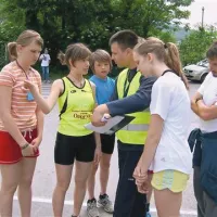 Primož Sulič pojasnjuje, kako je speljana proga. Desno v ospredju je Rudi Krže Volčič.
