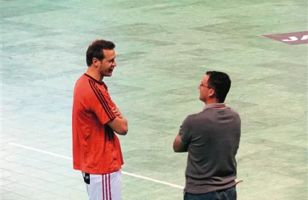 Pred dvobojem Benfica : Cimos sta se v prijateljski pogovor zapletla nekdanja soigralca v Prulah 67 in v Preventu Nebojša Vučičević (levo, na tekmi je dosegel dva zadetka) in Zoran Jovičić (član koprskega strokovnega štaba).