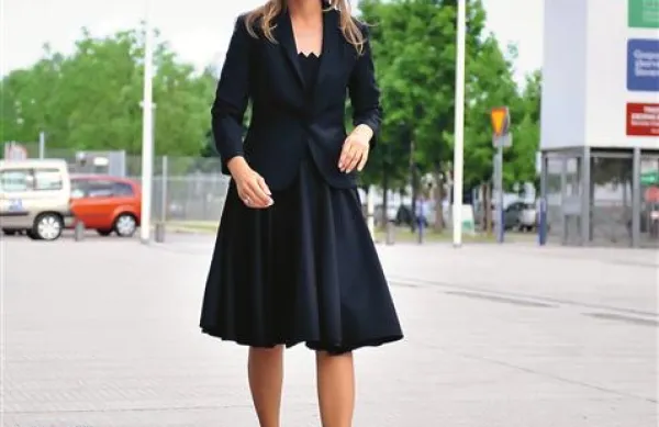  Katarina Kresal se rada oblači  v temne barve. Morda je to posledica let, ki jih je  preživela v odvetniških vodah.